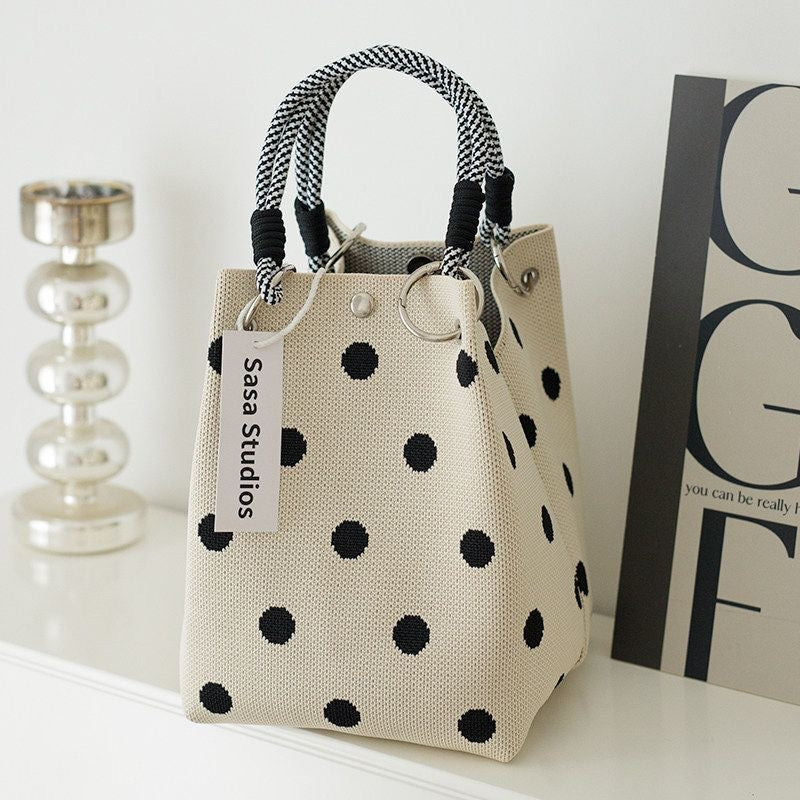 Mini knitted handbag for women, lightweight and convenient for carrying small items, suitable for everyday work or commuting.