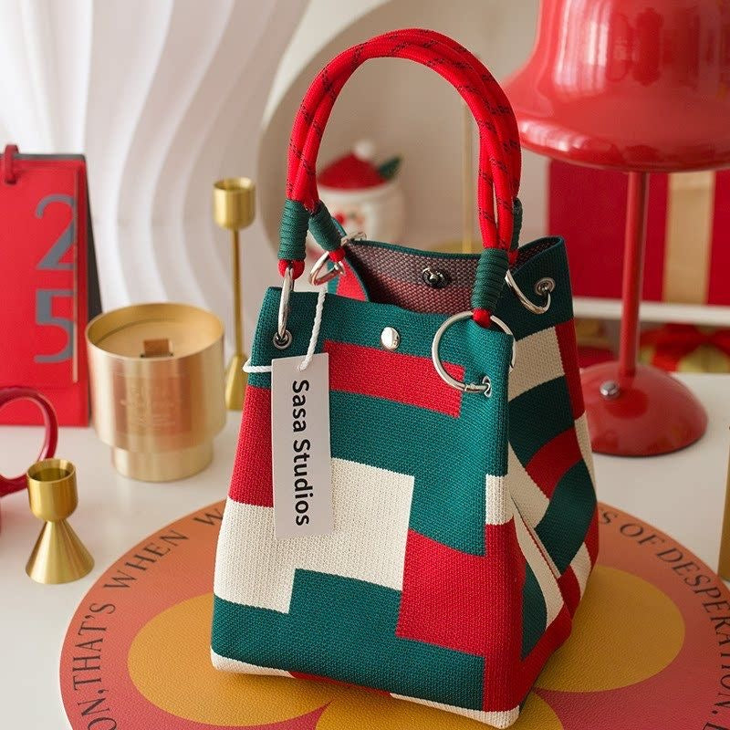 Mini knitted handbag for women, lightweight and convenient for carrying small items, suitable for everyday work or commuting.