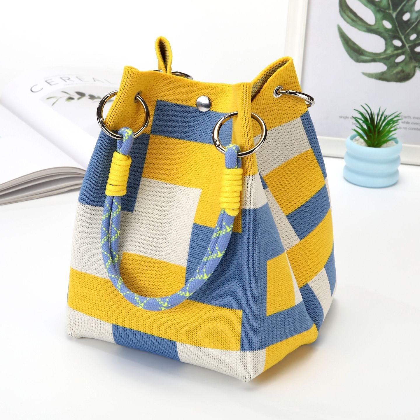 Mini knitted handbag for women, lightweight and convenient for carrying small items, suitable for everyday work or commuting.