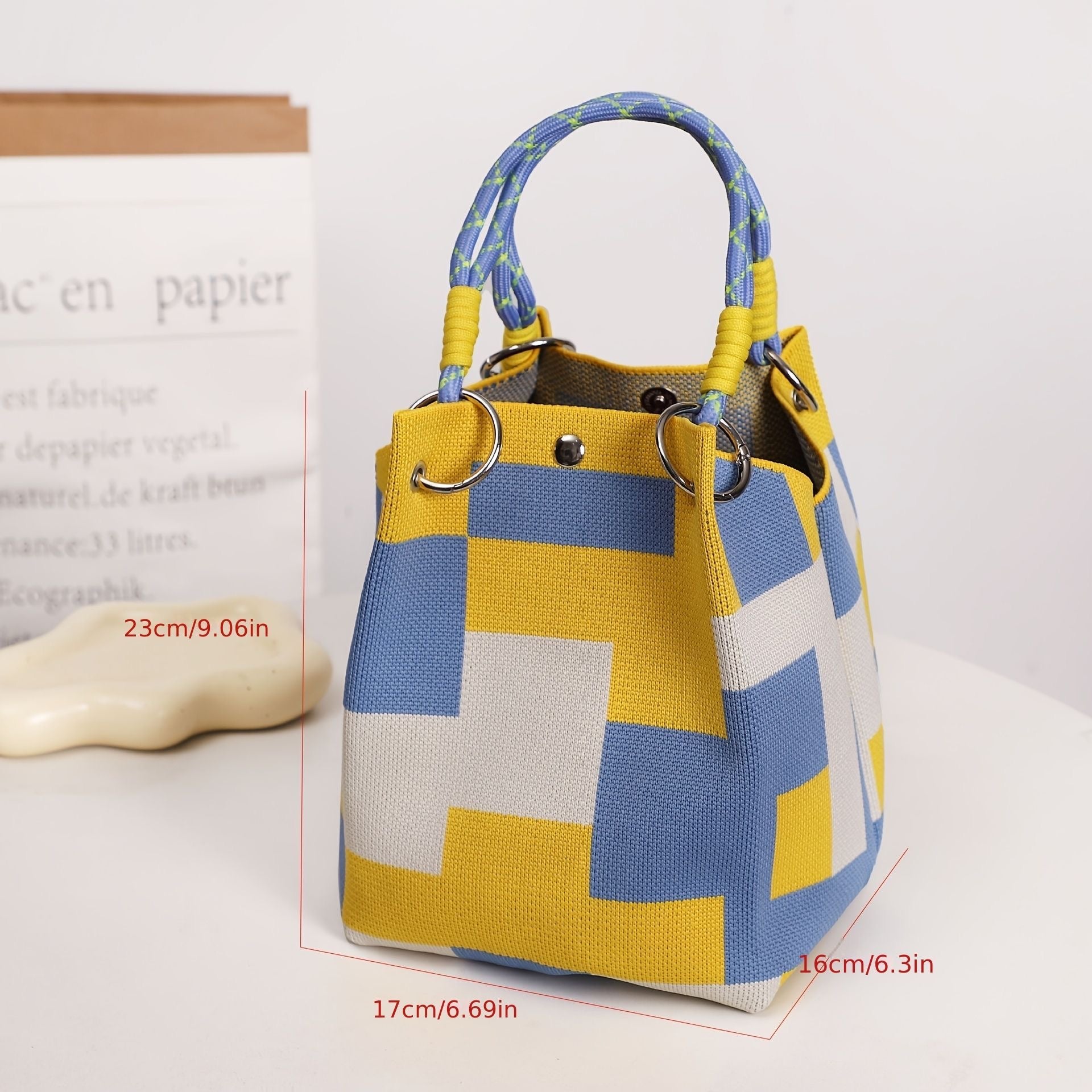 Mini knitted handbag for women, lightweight and convenient for carrying small items, suitable for everyday work or commuting.
