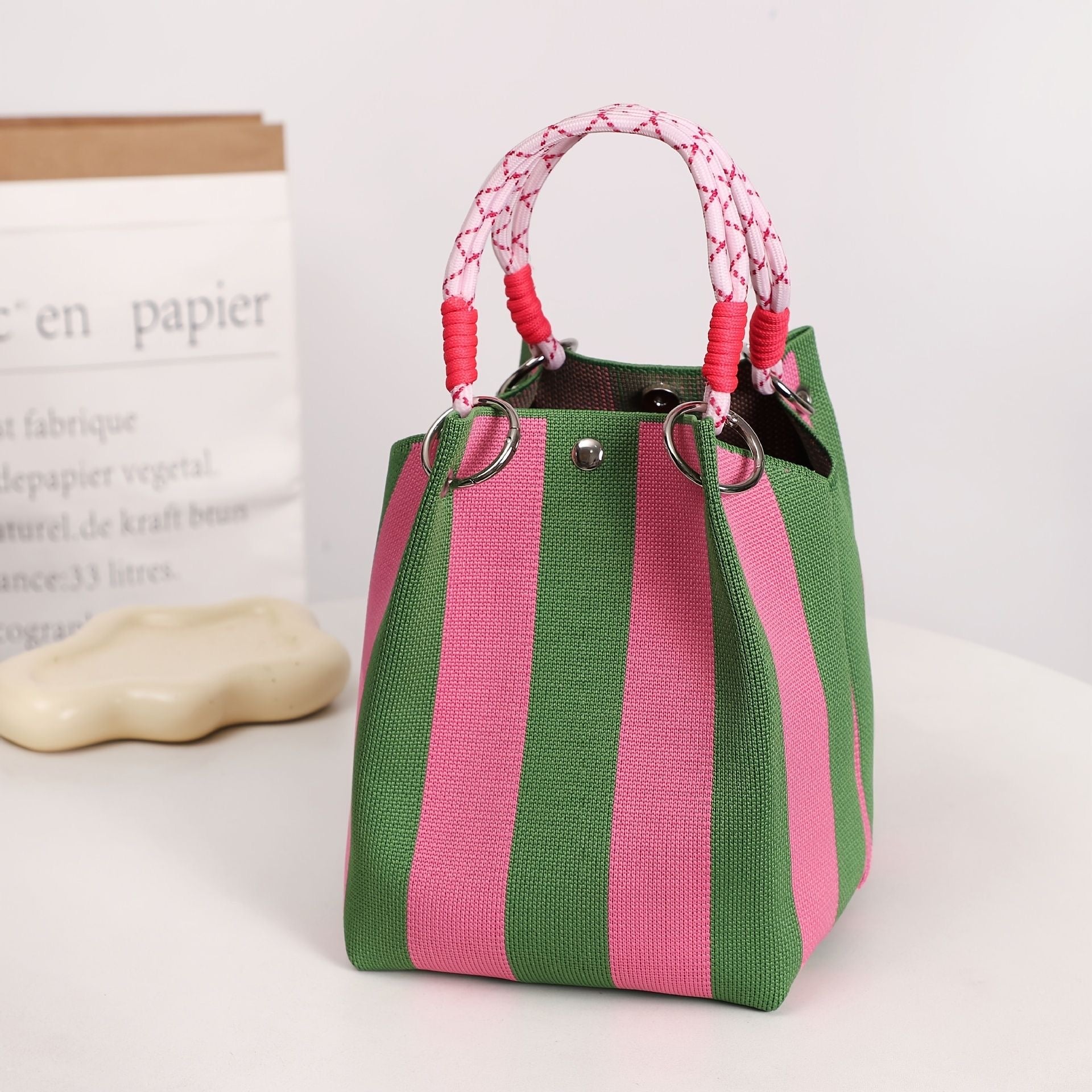 Mini knitted handbag for women, lightweight and convenient for carrying small items, suitable for everyday work or commuting.