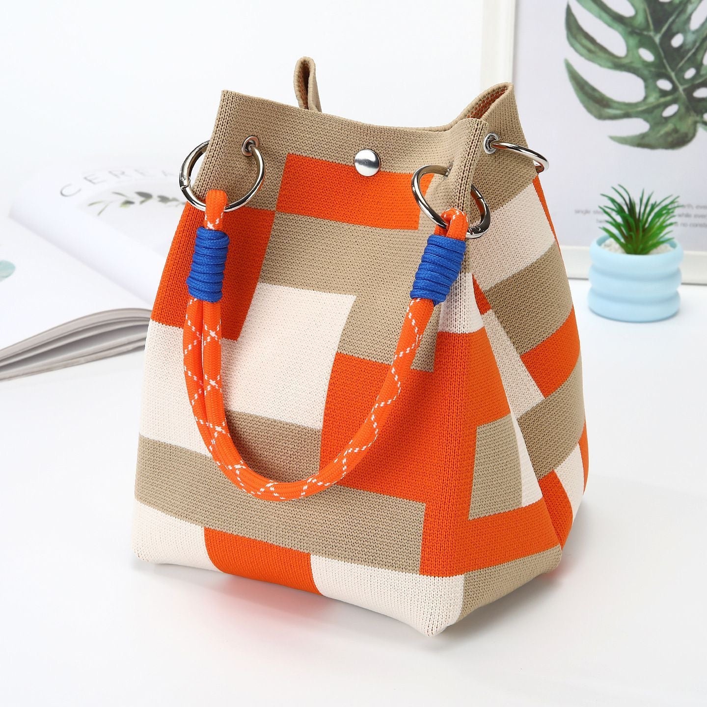 Mini knitted handbag for women, lightweight and convenient for carrying small items, suitable for everyday work or commuting.