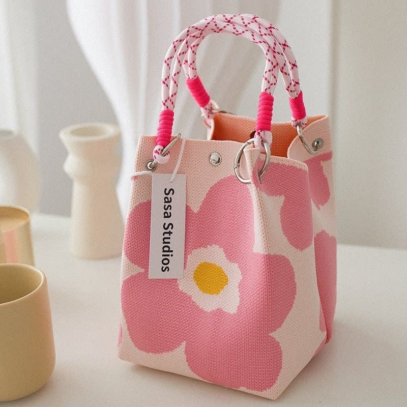 Mini knitted handbag for women, lightweight and convenient for carrying small items, suitable for everyday work or commuting.