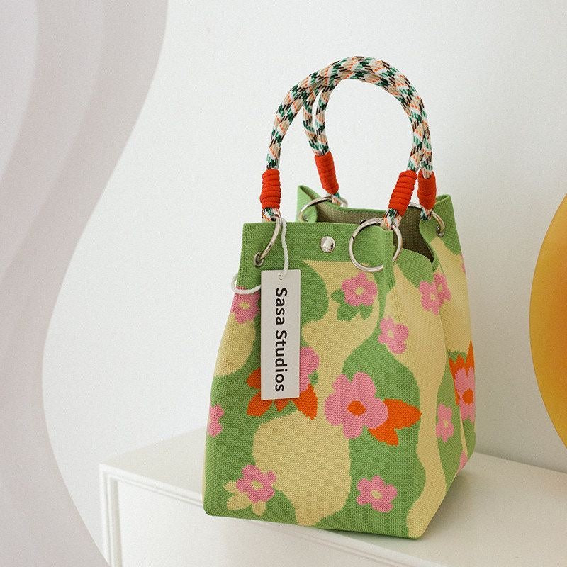 Mini knitted handbag for women, lightweight and convenient for carrying small items, suitable for everyday work or commuting.
