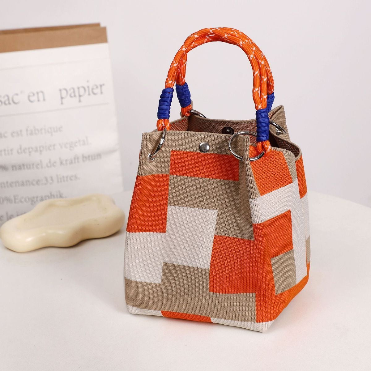 Mini knitted handbag for women, lightweight and convenient for carrying small items, suitable for everyday work or commuting.