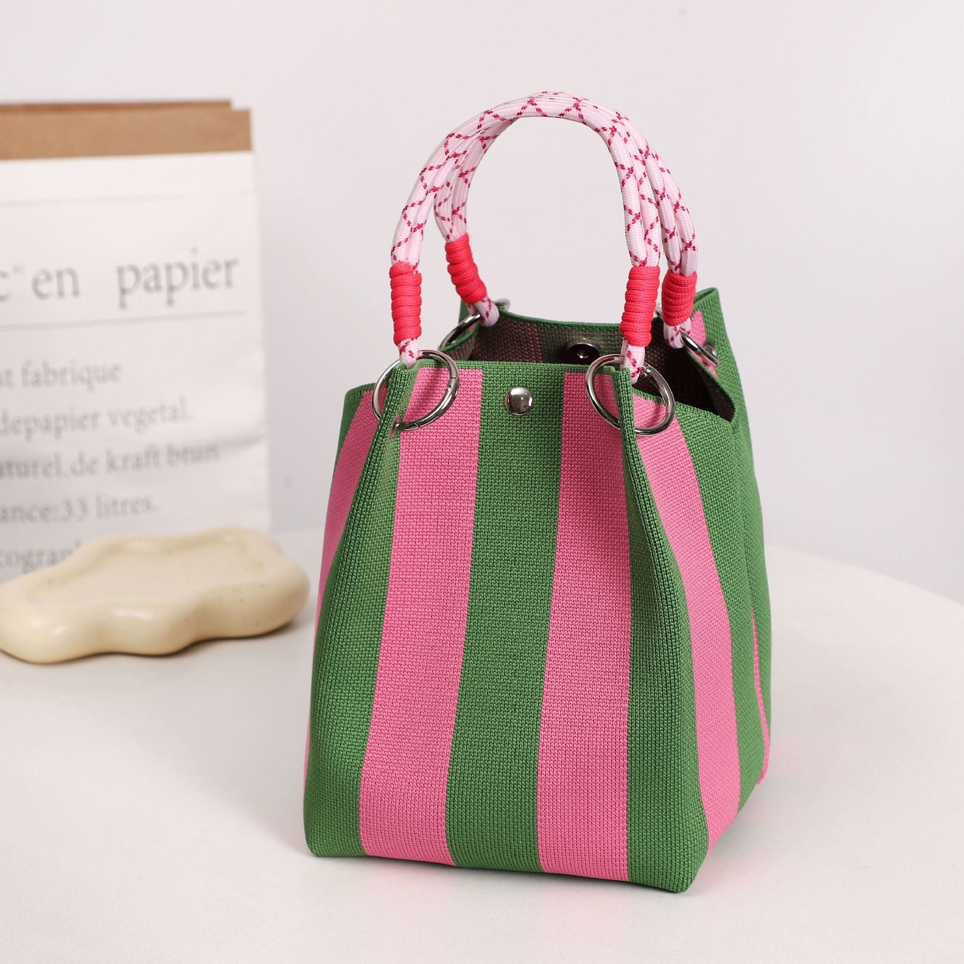 Mini knitted handbag for women, lightweight and convenient for carrying small items, suitable for everyday work or commuting.