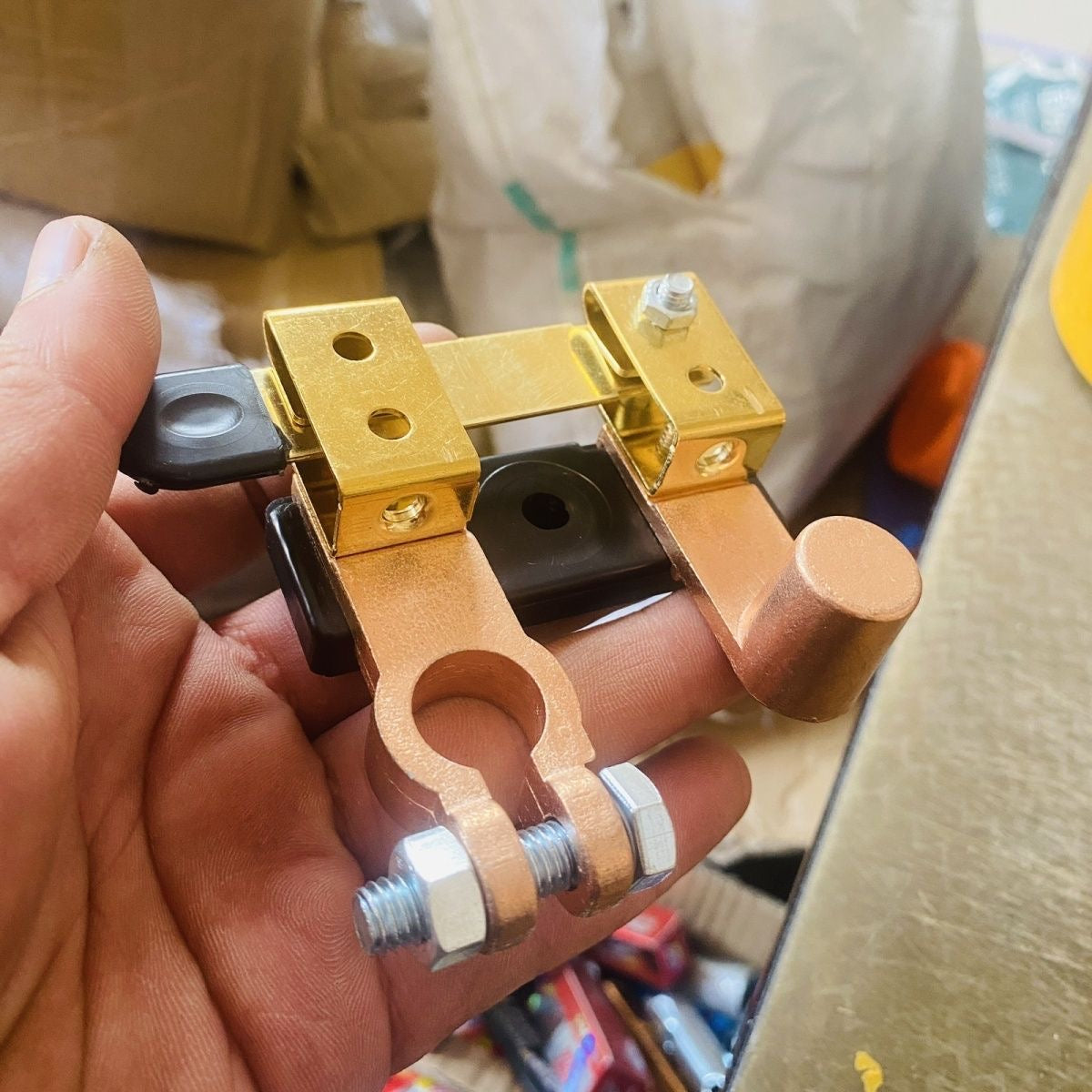 Small knife-type car battery disconnect switch, main power switch, battery clip to prevent leakage and complete vehicle disconnect.