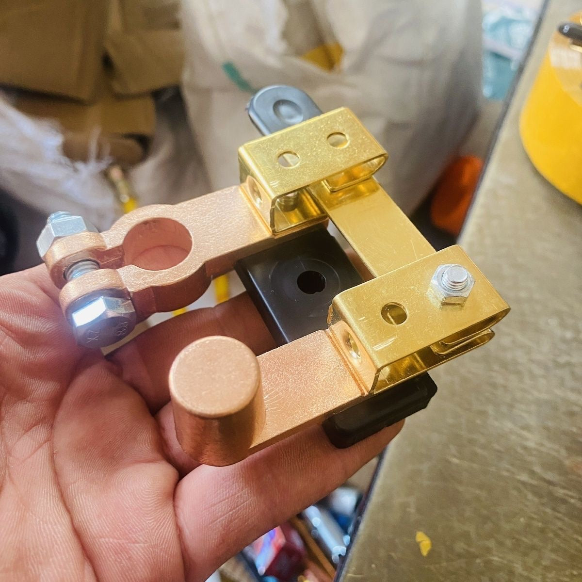 Small knife-type car battery disconnect switch, main power switch, battery clip to prevent leakage and complete vehicle disconnect.