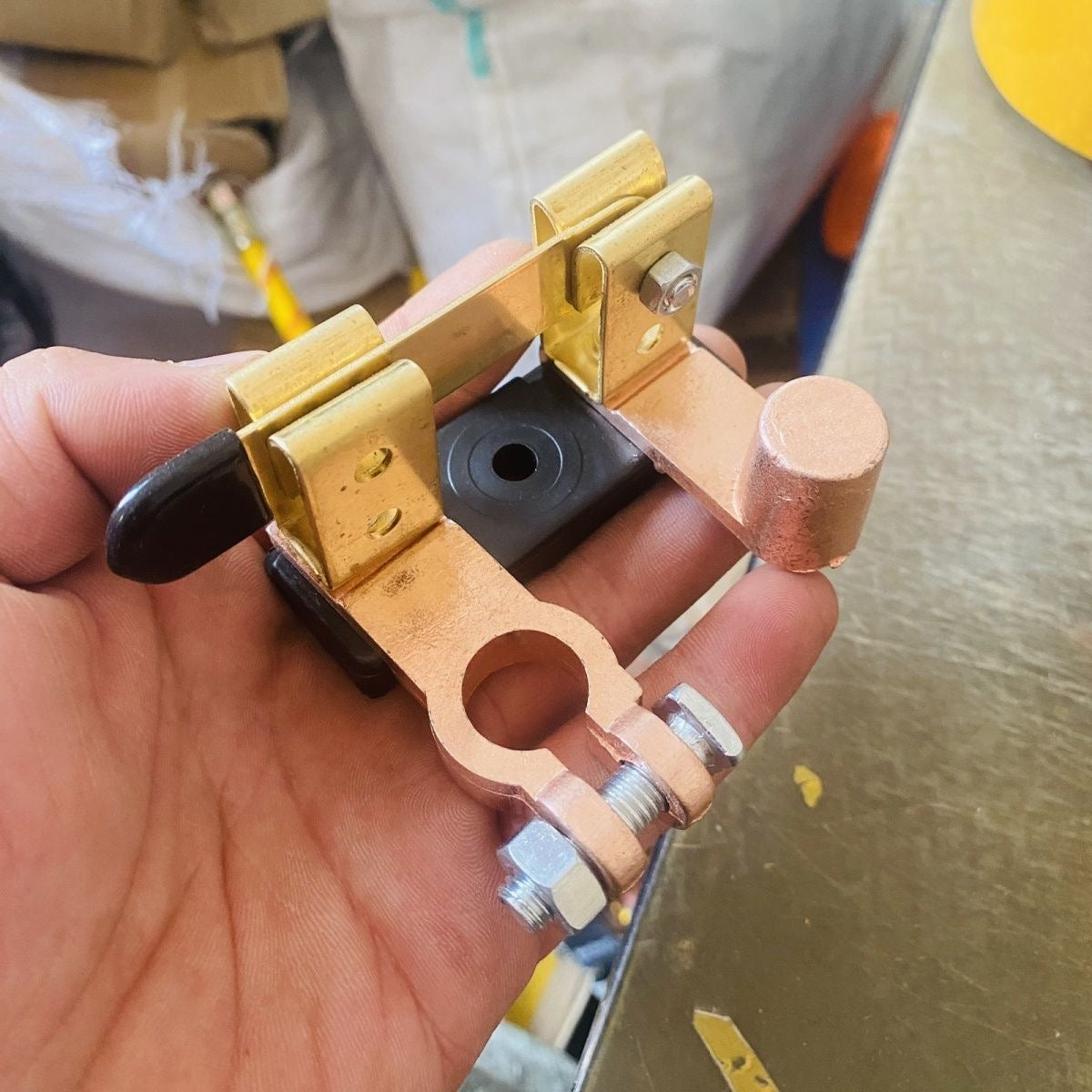 Small knife-type car battery disconnect switch, main power switch, battery clip to prevent leakage and complete vehicle disconnect.