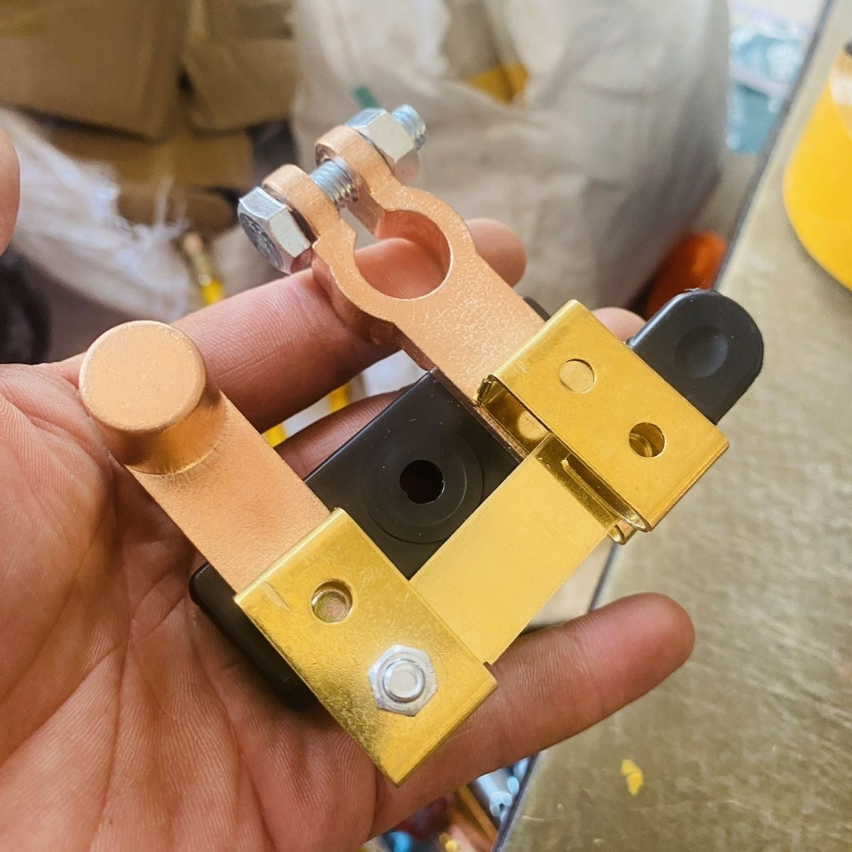 Small knife-type car battery disconnect switch, main power switch, battery clip to prevent leakage and complete vehicle disconnect.