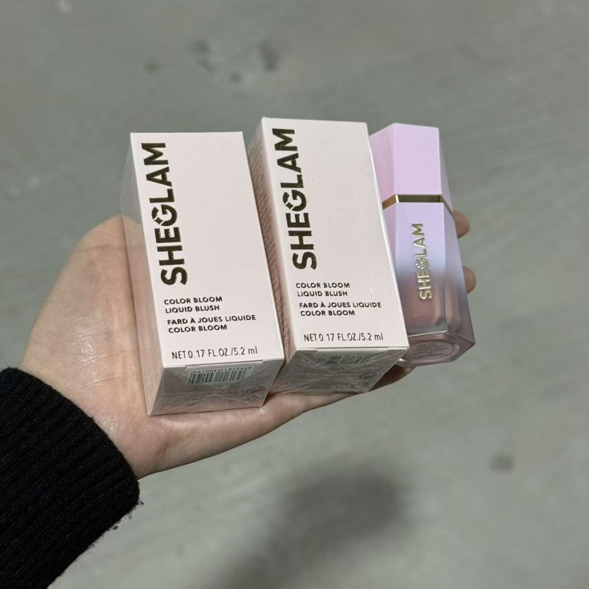 The super popular cross-border liquid blush is here~ Matte finish, brightening, highly pigmented, long-lasting, and comes brand new with sealed packaging.